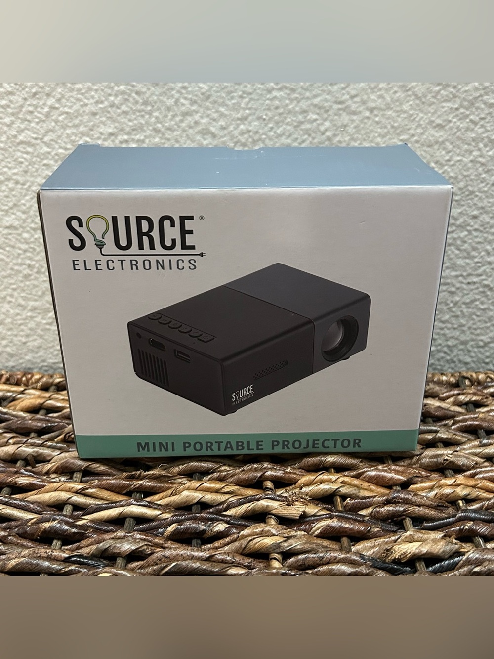 New Source Electronic Portable Projector Mini 6” CIB TFT LCD W/remote Bundle